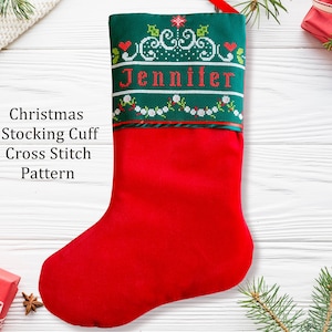 Könnte beinhalten: Grünes und rotes Weihnachtsstrumpf-Manschetten-Kreuzstichmuster mit dem Namen "Jennifer" darauf gestickt.
