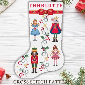 Könnte beinhalten: Weißes Weihnachtssocken-Kreuzstichmuster mit dem Namen "CHARLOTTE" in Rot. Die Socke zeigt Illustrationen von Figuren aus dem Nussknacker-Ballett, darunter eine Prinzessin, ein Mäusekönig und ein Nussknacker. Die Worte "CROSS STITCH PATTERN" stehen unten.