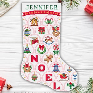Op de afbeelding: Een witte kerstsok met een kruissteekpatroon. De sok heeft de naam "Jennifer" bovenaan, samen met verschillende pictogrammen met een vakantiethema, waaronder een peperkoekhuisje, een kerstboom en het woord "NOEL". De woorden "CROSS STITCH PATTERN" staan onderaan.