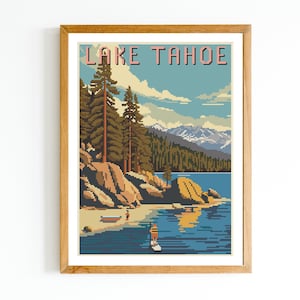Puede incluir: Una ilustración de estilo vintage del lago Tahoe, con un lago azul, montañas y pinos. El texto "LAKE TAHOE" está impreso en letras rosas en la parte superior de la imagen.