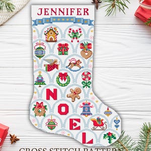 Op de afbeelding: Een witte kerstsok met een kruissteekpatroon met vakantie-iconen zoals peperkoekenmannetjes, ornamenten en zuurstokken. De naam "JENNIFER" staat bovenaan, met "NOEL" in rode letters. De tekst "CROSS STITCH PATTERN" staat onderaan.