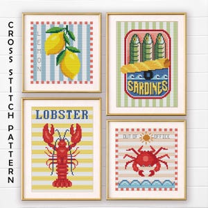 Peut inclure: Quatre motifs de point de croix encadrés sur le thème nautique. Les motifs comprennent des citrons, des sardines, un homard et un crabe avec le texte "OUT OF OFFICE". Chaque motif est dans un cadre doré sur fond blanc.