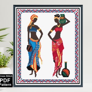 Könnte beinhalten: Kreuzstichmuster mit zwei Frauen in bunten Kleidern und traditioneller afrikanischer Kleidung. Die Frauen halten Krüge und eine Flasche. Das Muster ist mit einem roten, weißen und blauen Rand gerahmt.