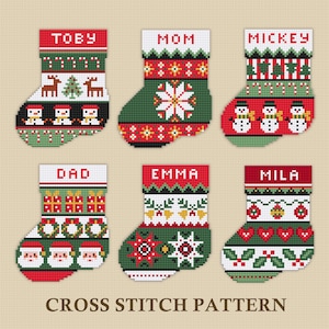 Può includere: Sei calze di Natale personalizzate con nomi, ognuna con un design a punto croce unico. Le calze sono rosse, verdi e bianche, con motivi festivi tra cui renne, pupazzi di neve e Babbo Natale. Il testo "CROSS STITCH PATTERN" è in basso.