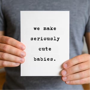 Cartão engraçado para o Dia dos Pais - "Nós fazemos bebês muito fofos" | Cartão digital para impressão | PDF dobrável para o marido | Download instantâneo