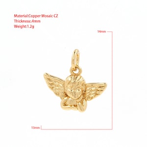 Op de afbeelding: Gouden engelhanger met vleugels, weegt 1,2 g, 13 mm breed en 14 mm hoog. Materiaal: koper moza&iuml;ek CZ. Dikte: 4 mm.