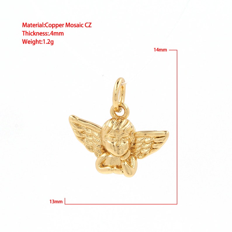 Op de afbeelding: Gouden engelhanger met vleugels, weegt 1,2 g, 13 mm breed en 14 mm hoog. Materiaal: koper moza&iuml;ek CZ. Dikte: 4 mm.