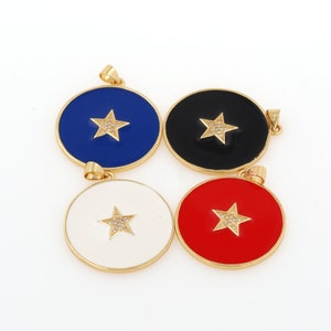 Puede incluir: Cuatro colgantes redondos de oro con un diseño de estrella. Los colgantes son azules, negros, blancos y rojos.