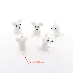 Könnte beinhalten: Fünf weiße Glas-Mausfiguren, jede mit schwarzen Augen und einer schwarzen Nase. Die Mäuse sind etwa 22 mm x 18 mm groß.