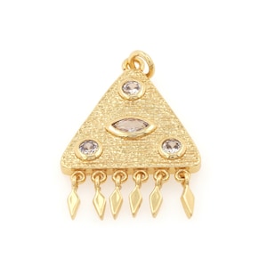 Puede incluir: Colgante de triángulo de oro con piedras preciosas transparentes y rosa claro y una franja de formas de lágrima doradas.