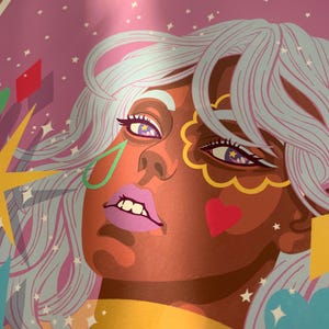 K&ouml;nnte beinhalten: Eine lebendige digitale Illustration einer Person mit hellblauem Haar vor einem violetten Hintergrund voller wei&szlig;er Sterne. Die Figur hat violette Lippen, ein rotes Herz auf der Wange und eine gelbe, gewellte Form um ein Auge.