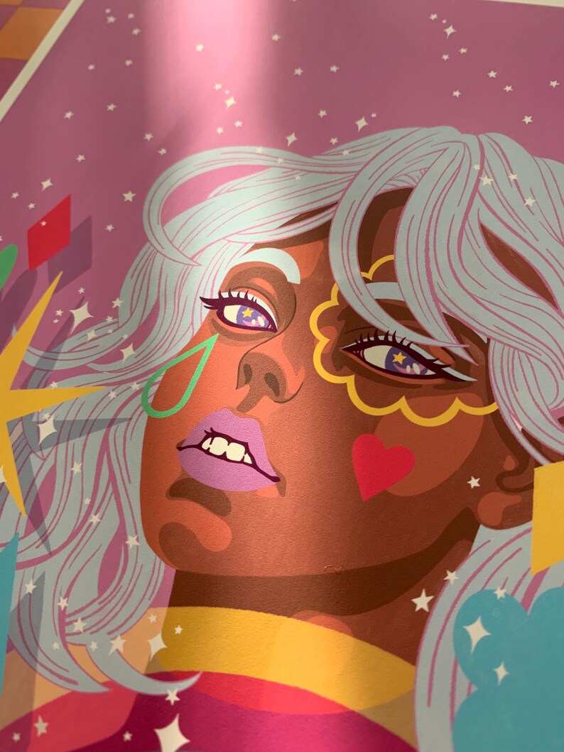 K&ouml;nnte beinhalten: Eine lebendige digitale Illustration einer Person mit hellblauem Haar vor einem violetten Hintergrund voller wei&szlig;er Sterne. Die Figur hat violette Lippen, ein rotes Herz auf der Wange und eine gelbe, gewellte Form um ein Auge.