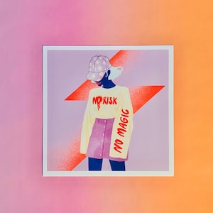 Könnte beinhalten: Illustration einer Person, die ein hellgelbes Langarmshirt, einen rosa Rock und eine Baseballkappe mit Punkten trägt. Auf dem Shirt stehen die Worte "NO RISK" und "NO MAGIC" in Rot. Im Hintergrund befindet sich eine rote Blitzform.