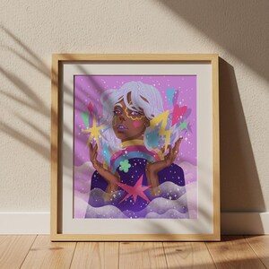 K&ouml;nnte beinhalten: Eine gerahmte digitale Illustration einer Person mit wei&szlig;em Haar und dunkler Haut, umgeben von bunten schwebenden Elementen wie einem Regenbogen, gelben Blitzen, rosa Herzen und Sternen vor einem violetten Hintergrund mit Wolken.