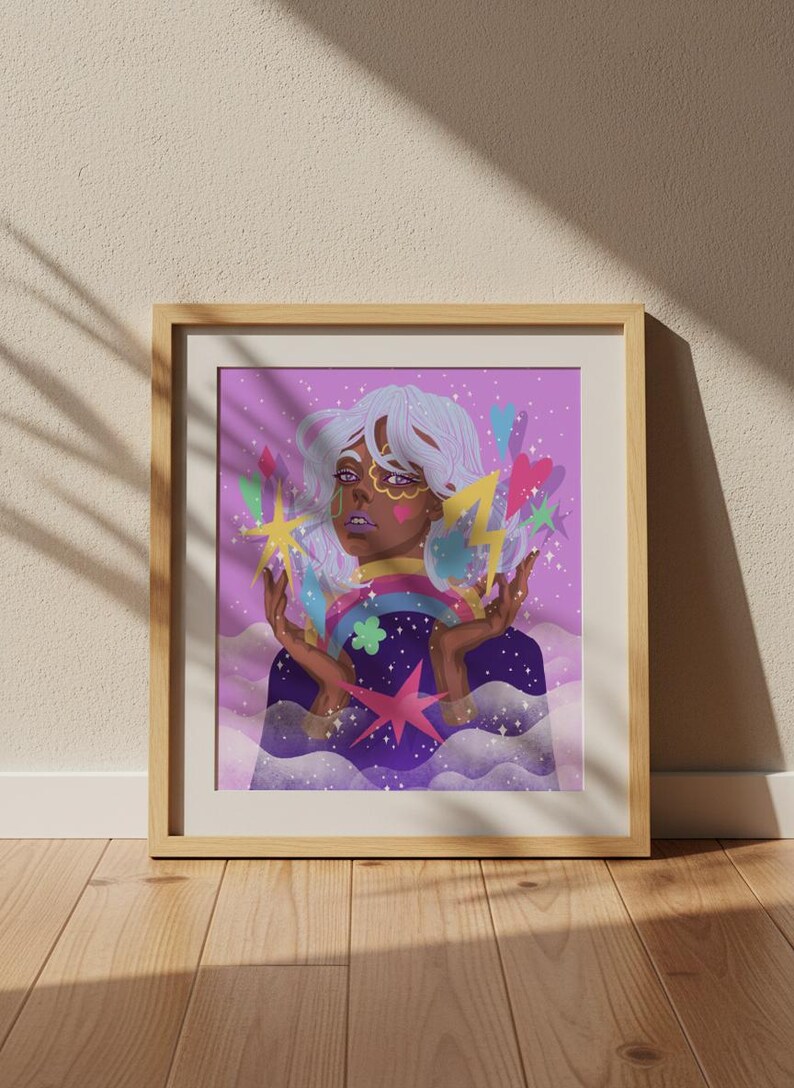 K&ouml;nnte beinhalten: Eine gerahmte digitale Illustration einer Person mit wei&szlig;em Haar und dunkler Haut, umgeben von bunten schwebenden Elementen wie einem Regenbogen, gelben Blitzen, rosa Herzen und Sternen vor einem violetten Hintergrund mit Wolken.