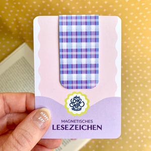 Könnte beinhalten: Ein Set aus drei Keramikbechern mit gesprenkelter, matter Oberfläche. Jeder Becher hat eine andere Farbe: hellblau, cremefarben und grau. Die Becher haben ein schlichtes, modernes Design mit runder Form und bequemem Griff.