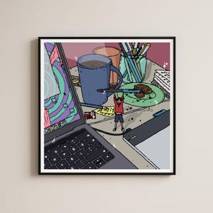 Puede incluir: Ilustración de un espacio de trabajo con un portátil, una taza de café y una tableta gráfica. Una pequeña figura sostiene un bolígrafo sobre el plato con una galleta. La pantalla del portátil muestra un diseño colorido.