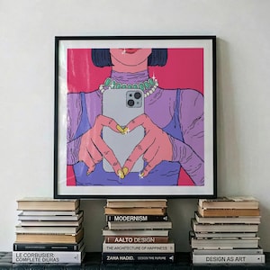 以下が含まれることがあります： 黒い持ち手が付いた白いセラミックマグカップ。黒い太字で「But First, Coffee」の文字。マグカップはぼやけた背景に置かれ、居心地の良い環境を示唆しています。