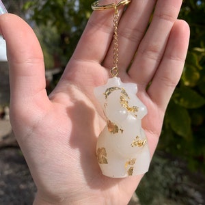 Individualisierbarer handgefertigter Resin Plus Size Göttinnen Schlüsselanhänger - Gaia
