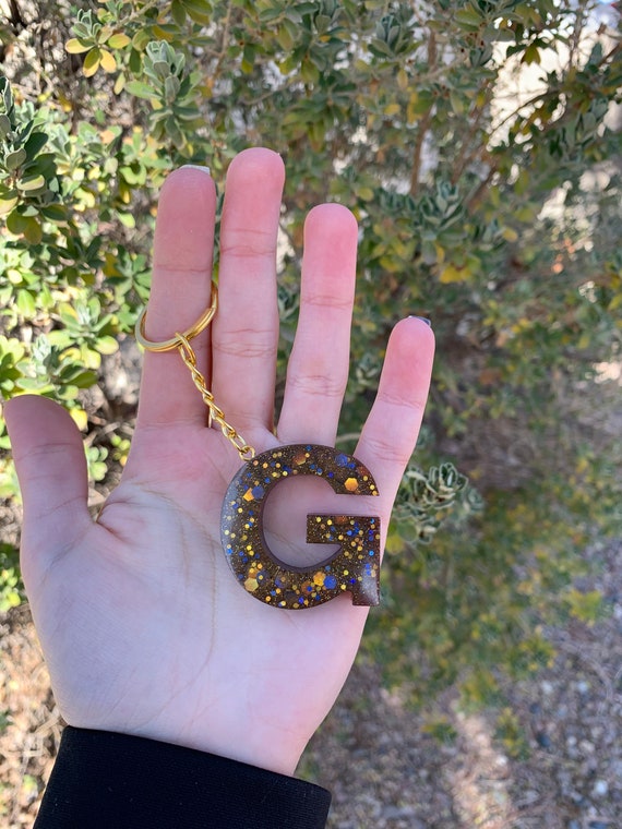 G Resin Keychain With Blue/gold Glitter