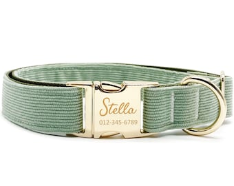 Op de afbeelding: Een saliegroene hondenriem met een gouden gesp. De gesp is gegraveerd met de naam "Stella" en het telefoonnummer "012-345-6789".