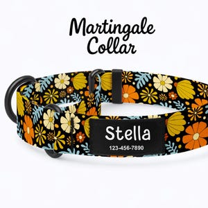 Könnte beinhalten: Ein schwarzes Martingale-Halsband mit einem lebendigen Blumenmuster in Gelb, Orange und Creme. Das Halsband hat ein schwarzes Namensschild mit dem Namen "Stella" und einer Telefonnummer. Das Halsband ist für Hunde.
