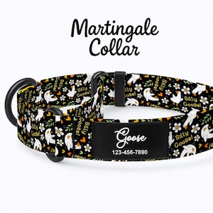 Könnte beinhalten: Schwarzes Martingale-Halsband für Hunde mit einem Muster aus weißen Gänsen und Blumen. Das Halsband hat ein schwarzes Namensschild mit dem Namen "Goose" und einer Telefonnummer. Der Text "Silly Goose!" ist ebenfalls aufgedruckt.