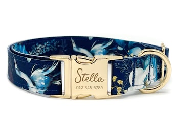 Op de afbeelding: Een blauwe en witte hondenriem met een gouden gesp. De gesp is gegraveerd met de naam "Stella" en het telefoonnummer "012-345-6789".
