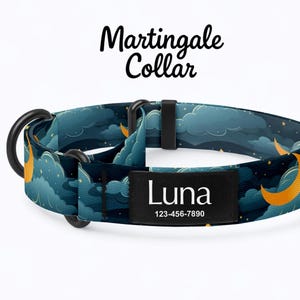 Könnte beinhalten: Blaues Martingal-Halsband mit einem Nachthimmel-Design mit Wolken, Sternen und Monden. Das Halsband hat einen schwarzen Metall-D-Ring und ein schwarzes Namensschild mit "Luna" und einer Telefonnummer. Der Text "Martingale Collar" ist in Schwarz geschrieben.