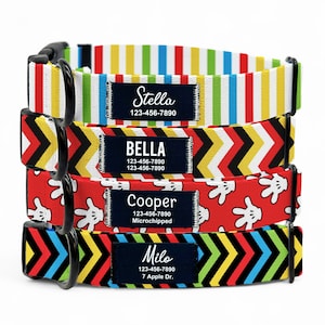 Può includere: Quattro collari per cani colorati con anelli a D neri ed etichette con nome personalizzate. I collari presentano diversi motivi: strisce, chevron, mani di Topolino e chevron. Le etichette con nome includono il nome del cane, il numero di telefono e l'indirizzo.