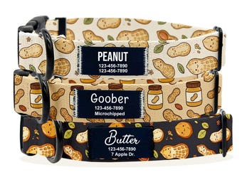Puede incluir: Tres collares para perros con herrajes negros. El collar superior es beige con un patrón de cacahuetes y el nombre "Peanut". El collar del medio es de color canela con tarros de mantequilla de cacahuete y el nombre "Goober". El collar inferior es negro con cacahuetes y el nombre "Butter".