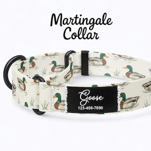 Könnte beinhalten: Cremefarbenes Martingale-Halsband mit Entenmuster. Das Halsband hat schwarze Beschläge und ein schwarzes Etikett mit dem Namen "Goose" und einer Telefonnummer. Der Text "Martingale Collar" ist oben.