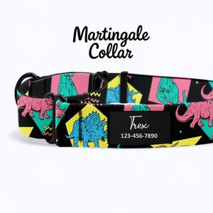Könnte beinhalten: Schwarzes Martingal-Halsband mit farbenfrohem Dinosaurier-Muster. Das Halsband zeigt rosa, blaue und grüne Dinosaurier auf schwarzem Hintergrund mit gelben Akzenten. Das Halsband hat den Text "Martingale Collar" und ein schwarzes Etikett mit dem Namen "Trex" und einer Telefonnummer.