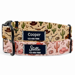 Könnte beinhalten: Zwei personalisierte Hundehalsbänder mit Western-Motiv. Ein Halsband ist beige mit braunen Cowboyhüten, Kakteen und Stierschädeln. Das andere ist rosa mit ähnlichen Westernmotiven. Jedes Halsband hat ein Namensschild mit Namen und Telefonnummer.