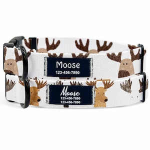 Puede incluir: Collar de perro blanco con estampado de alce marrón y una etiqueta personalizada negra que dice "Moose 123-456-7890".