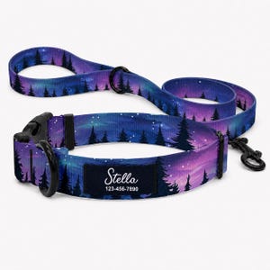 Puede incluir: Un collar y correa para perro a juego con un patrón de bosque bajo auroras boreales en tonos morados y azules. El collar incluye una hebilla de plástico negra, una anilla en D de metal y una etiqueta negra con el nombre Stella y 123-456-7890.