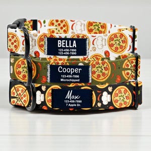 Può includere: Tre collari personalizzati per cani con motivi a tema pizza. I collari sono bianchi, verde oliva e neri, ognuno con un diverso design della pizza. Ogni collare ha un'etichetta con il nome del cane e le informazioni di contatto.