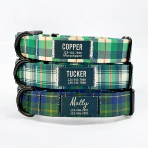 Puede incluir: Tres collares para perros con tela a cuadros y hebillas negras. Los collares tienen etiquetas de nombre personalizadas con los nombres "Copper", "Tucker" y "Mally", junto con n&uacute;meros de tel&eacute;fono y el texto "Microchipeado".