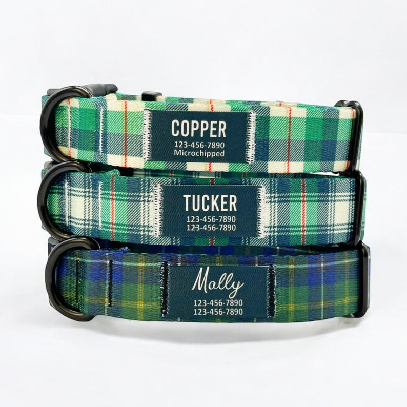 Puede incluir: Tres collares para perros con tela a cuadros y hebillas negras. Los collares tienen etiquetas de nombre personalizadas con los nombres "Copper", "Tucker" y "Mally", junto con n&uacute;meros de tel&eacute;fono y el texto "Microchipeado".