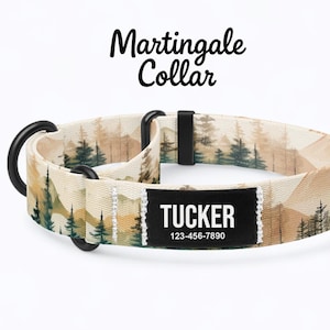 Puede incluir: Un collar Martingale beige para perros con un diseño de montaña y bosque. El collar tiene herrajes negros y una etiqueta negra con el nombre "TUCKER" y un número de teléfono.