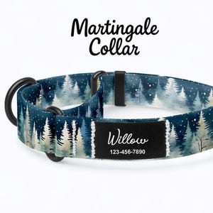 Pode incluir: Uma coleira martingale azul para cães com um padrão de floresta de inverno. A coleira apresenta o nome "Willow" e um número de telefone em um patch preto. As palavras "Martingale Collar" estão escritas em preto acima.