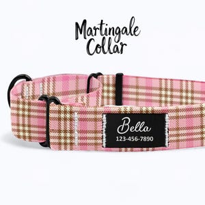 Puede incluir: Collar de perro martingale de cuadros rosa y marrón con herrajes negros y una etiqueta negra que dice "Bella 123-456-7890".