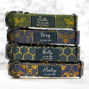 Może przedstawiać: Cztery obroże dla psa z wzorem plastra miodu i pszczół. Obroże są w różnych kolorach, przy czym górna obroża jest zielona, druga niebieska, trzecia zielona, a czwarta niebieska. Każda obroża ma czarną metkę z imieniem i numerem telefonu. Imiona na metkach to Bella, Roxy, Mally i Harley.