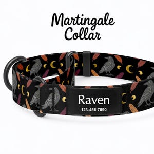 Könnte beinhalten: Schwarzes Martingale-Halsband mit einem Muster aus Raben, Federn und Monden. Das Halsband hat ein schwarzes Namensschild mit dem Namen "Raven" und einer Telefonnummer. Der Text "Martingale Collar" steht oben.