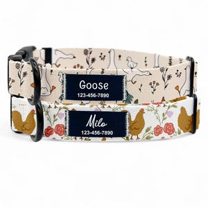 Peut inclure: Deux colliers personnalisés pour chiens. Le collier supérieur a un fond beige avec des motifs d'oies et de fleurs. Le collier inférieur a un fond blanc avec des motifs de poulets et de fleurs. Chaque collier a une étiquette de nom bleu marine avec un nom et un numéro de téléphone.
