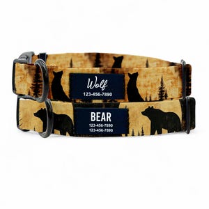 Peut inclure: Deux colliers pour chien avec un thème de forêt. Le collier du haut a une silhouette de loup noir et le texte "Wolf 123-456-7890". Le collier du bas a une silhouette d'ours noir et le texte "BEAR 123-456-7890 123-456-7890".