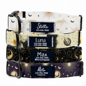 Puede incluir: Cuatro collares para perros con diseños celestiales. Los collares están apilados uno encima del otro. El collar superior es blanco con estrellas y lunas doradas. El segundo collar es beige con estrellas doradas y un planeta. El tercer collar es negro con estrellas doradas y lunas. El collar inferior es morado con estrellas doradas y lunas. Cada collar tiene una etiqueta negra con texto blanco que incluye un nombre, un número de teléfono y una dirección opcional.
