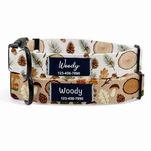 Personligt hundhalsband i skogsmark, namnlapp för hundhalsband i trä och kotte