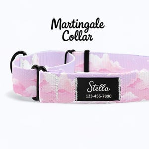 Puede incluir: Un collar martingale lila y blanco con un diseño de nubes. El collar tiene herrajes negros y una etiqueta negra con el nombre "Stella" y un número de teléfono. Las palabras "Martingale Collar" están arriba.