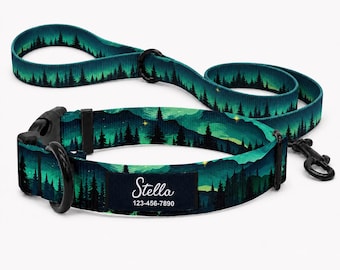 Può includere: Un collare e guinzaglio per cani color verde acqua e verde scuro con un motivo di foresta e cielo notturno. Il collare include una fibbia in plastica nera, un anello a D in metallo e un'etichetta nera con il testo bianco Stella 123-456-7890.
